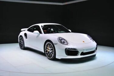 ポルシェの戦い：911とケイマン、どちらがあなたにぴったり？